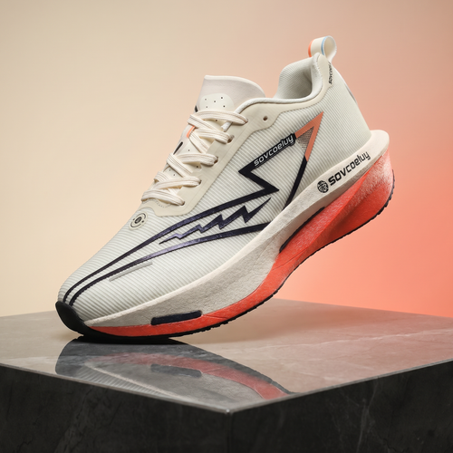 Chaussure de running crème corail sur podium premium