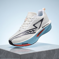 Chaussure de running blanc bleu ciel sur podium premium